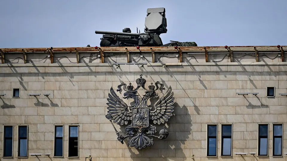 Из‑за концентрации систем ПВО вокруг столицы в преддверии парада 9 мая другие регионы ослабли. Командование украинских беспилотников заявляет о намерении ударять по энергетической инфраструктуре и удалённым военным объектам, а эксперты предупреждают о дефиците средств ПВО.