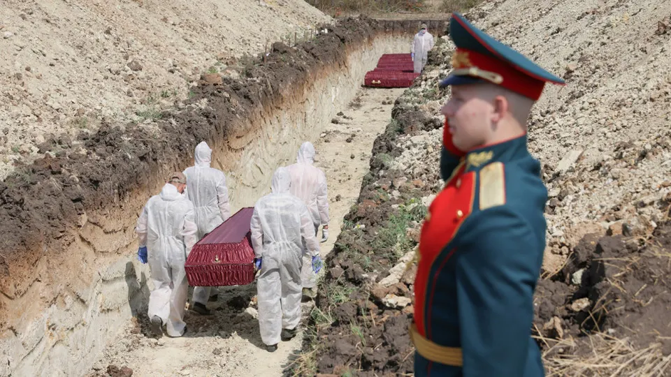 Анализ поимённых списков, реестров наследственных дел и судебной статистики показывает, что минимум 352 тыс. российских военнослужащих погибли или признаны погибшими/пропавшими без вести к концу 2025 года. Эта оценка представляет собой нижнюю документально обоснованную границу.