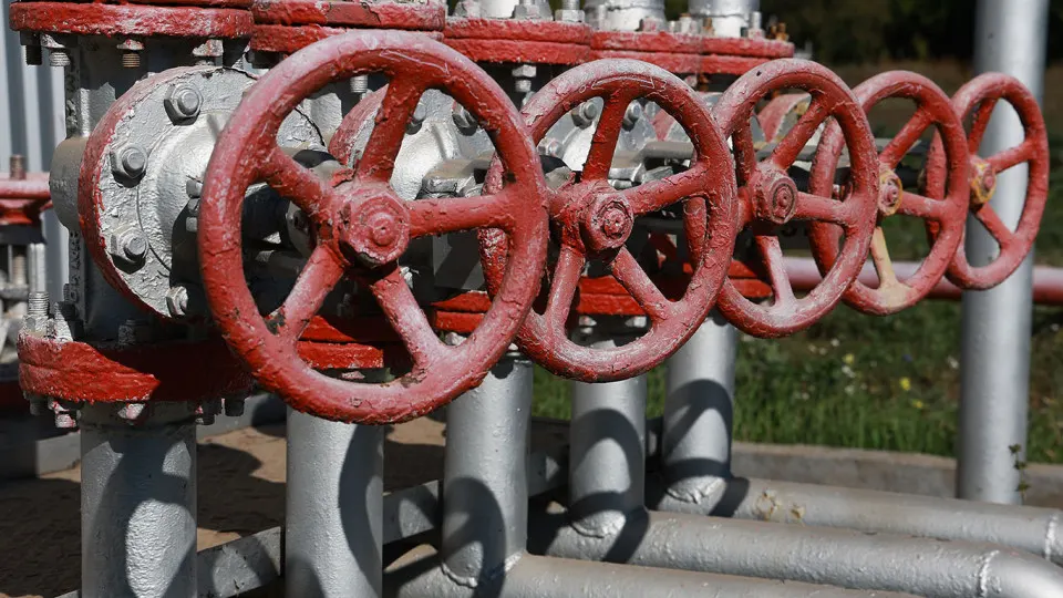 В апреле производство нефти в России снизилось на 130 тыс. баррелей в сутки по сравнению с мартом и на 460 тыс. в годовом выражении. Снижение связывают с ударами по экспортной инфраструктуре и НПЗ; это сокращение отражается на экспортных поставках и поступлениях в бюджет.