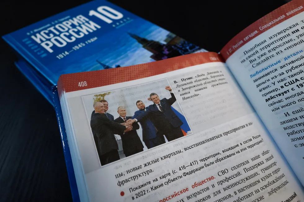 Учебники для средней школы, выпущенные в 2025 году, часто связывают далёкие эпохи с современными политическими проектами, сглаживают неудобные факты и предлагают простую, лояльную государству схему понимания истории вместо анализа и критического мышления.