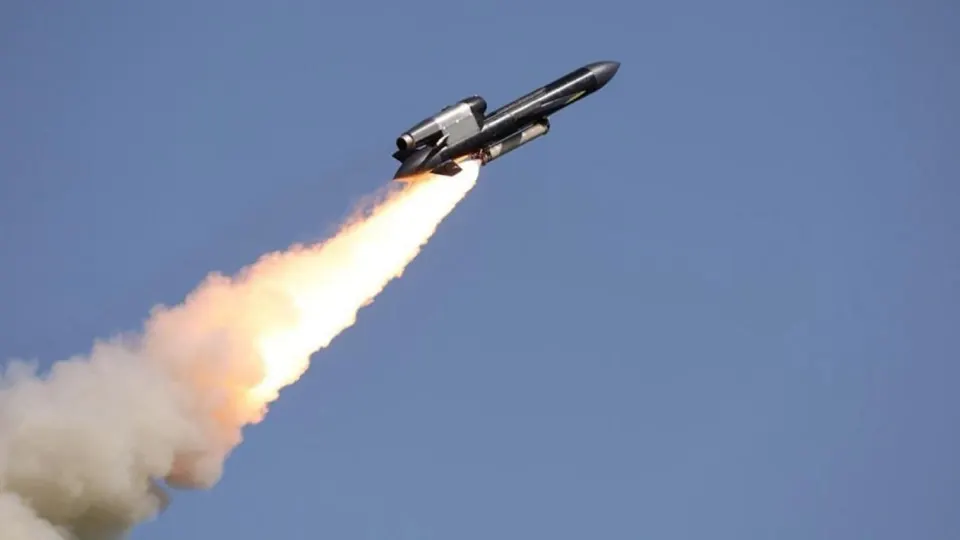 Ночью 5 мая в нескольких регионах РФ прошли сирены ракетной опасности и сообщения о нападениях беспилотников — от Урала до европейской части страны. Местные власти вводили ограничения, спасательные службы работают в усиленном режиме.