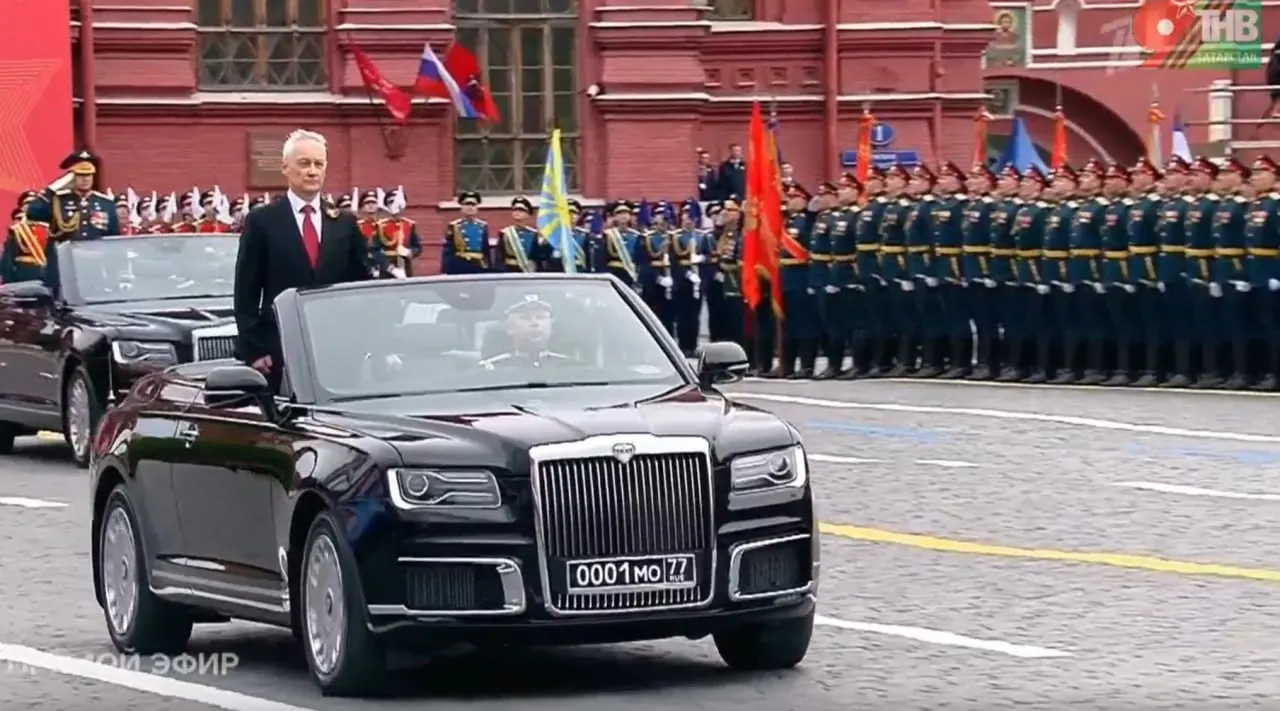 Министр обороны Андрей Белоусов проверил войска на кабриолетах Aurus: один из показанных автомобилей собран в Москве, другие модели выпускают в Елабуге.