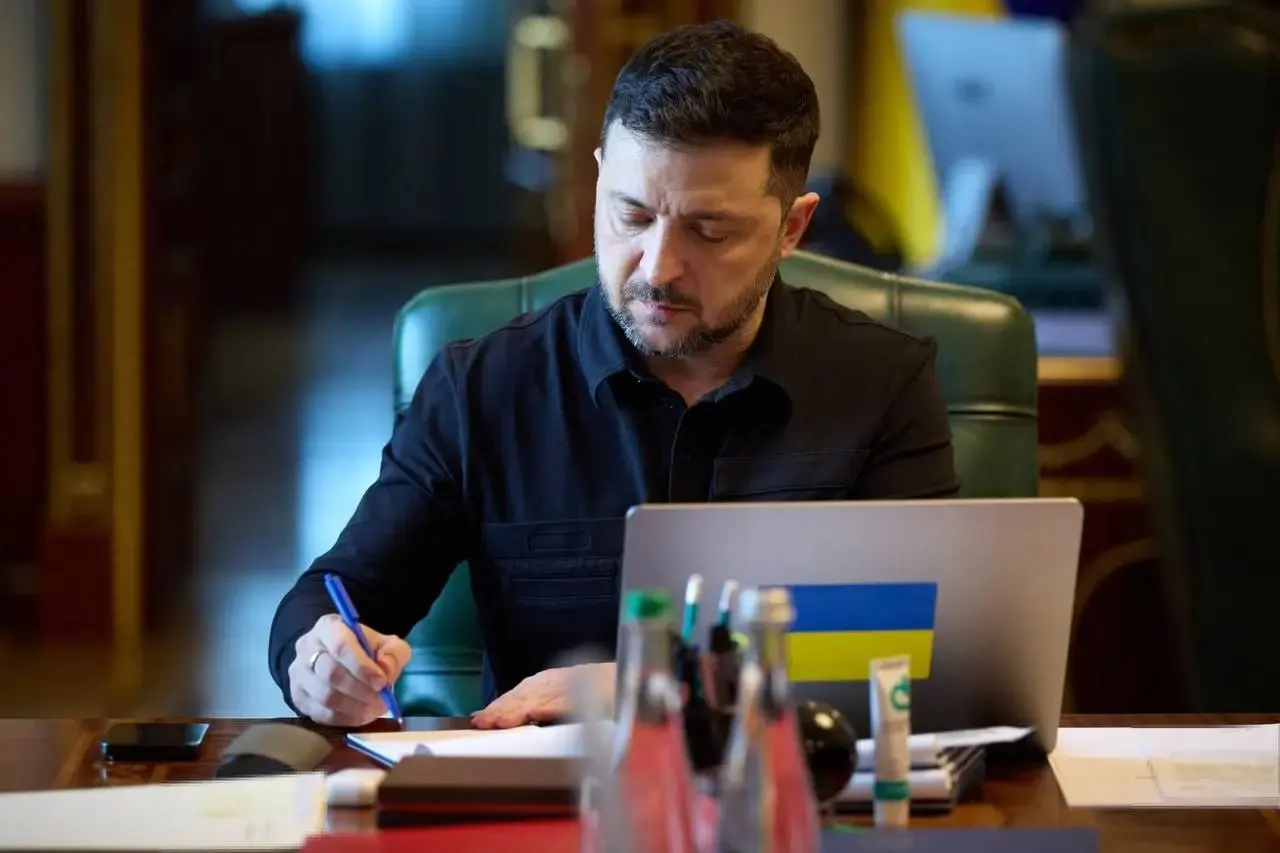 Президент Украины сообщил, что ВСУ введут режим тишины с 00:00 в ночь на 6 мая и будут действовать зеркально после заявления Минобороны РФ о одностороннем перемирии на 8–9 мая.