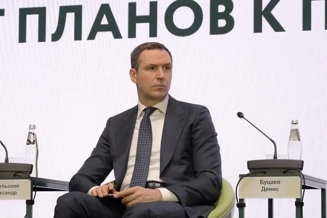 Денис Буцаев объявлен в розыск по делу о хищениях средств «Российского экологического оператора». По версии следствия, он может находиться в США. Дело связано с провалом мусорной реформы, на которую потрачено не менее 94 млрд рублей.