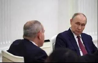 Крупные маркетплейсы временно приостановили торговлю армянскими товарами: продавцы остаются в неопределённости. Wildberries объяснил шаг изменениями в таможенных требованиях, а Роспотребнадзор заблокировал свыше 1,1 млн бутылок воды «Джермук».