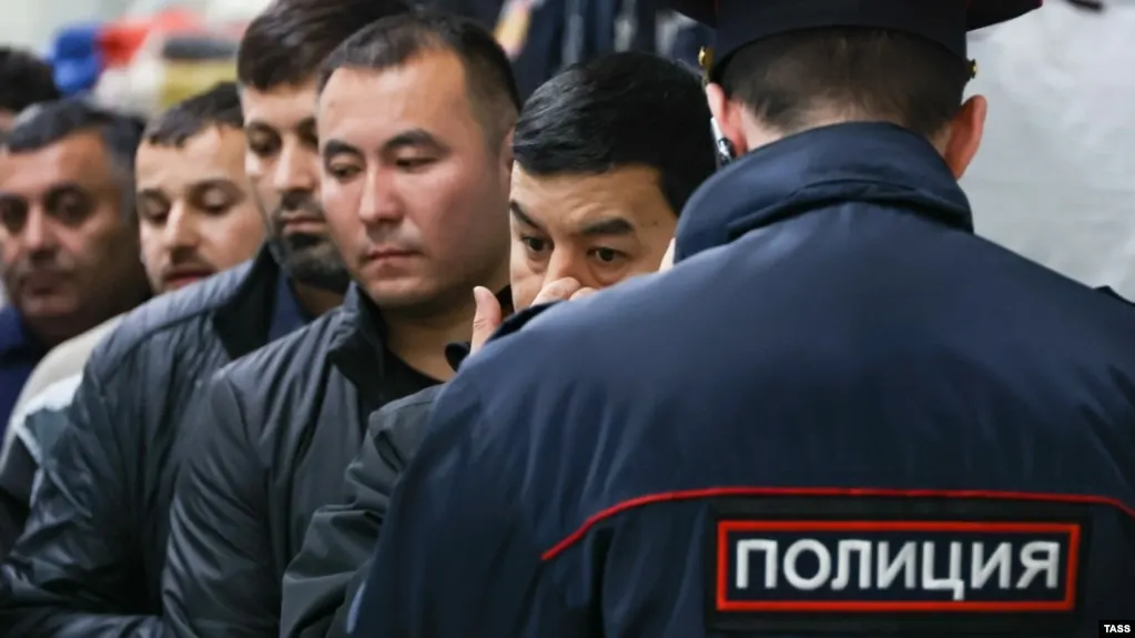 Депутаты одобрили в первом чтении поправки к КоАП, расширяющие перечень нарушений, за которые иностранцев и лиц без гражданства будут выдворять из России; число таких составов вырастет почти до 58.