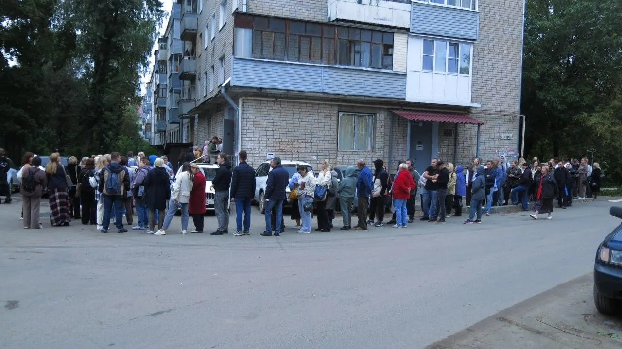 В разных регионах поступают сообщения о требовании регистрироваться на партийных платформах, голосовать и отчитываться — в ряде случаев в процессы вовлекают руководителей школ, медучреждений и других учреждений.