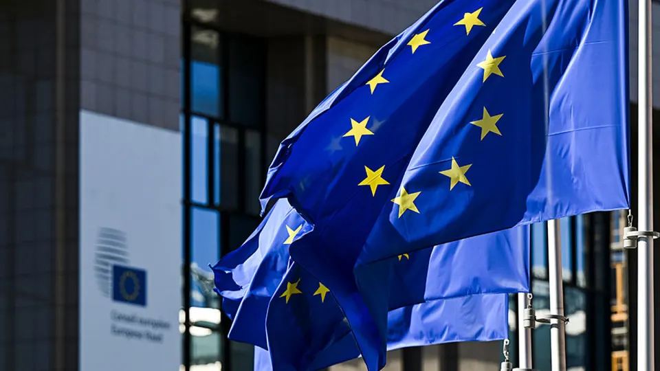 После смены власти в Венгрии лидеры Евросоюза обсуждают идею увеличить периодичность продления санкций до года и подготовить «мини‑пакет» мер, которые будет сложнее заблокировать.
