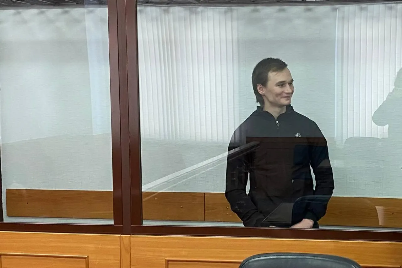 По словам заключённого, в операционном отделе колонии ему связали руки и ноги скотчем, били молотком по пяткам и душили, когда он отказался выполнять требование администрации.