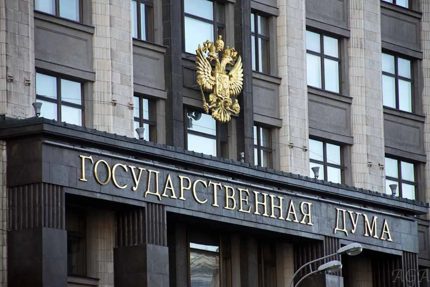 Закон уточняет статью 217 ГК: нарушение приватизации можно оспорить в течение трёх лет с момента выявления, но не позднее десяти лет с момента выбытия имущества из публичной собственности; предусмотрены исключения для дел о коррупции, экстремизме и для религиозной собственности.