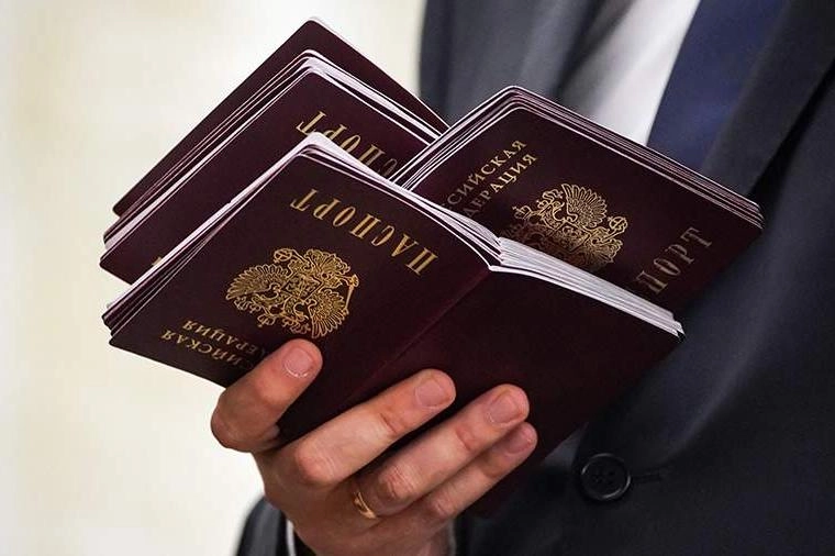 Депутаты от «Единой России» готовят поправки, которые позволят иностранцам с непогашенной судимостью получать РВП, ВНЖ и гражданство, если их осудили за выражение поддержки РФ и специальной военной операции; одновременно обсуждаются другие ужесточения миграционного законодательства.
