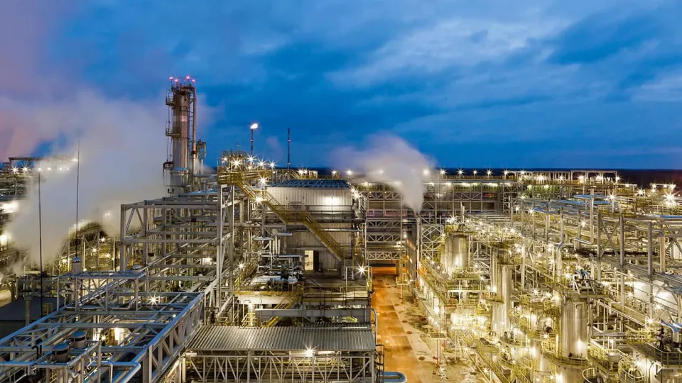 Атака беспилотников вывела крупнейший в регионе нефтеперерабатывающий завод из строя: производство и отгрузки приостановлены, масштаб разрушений и сроки восстановления уточняются.