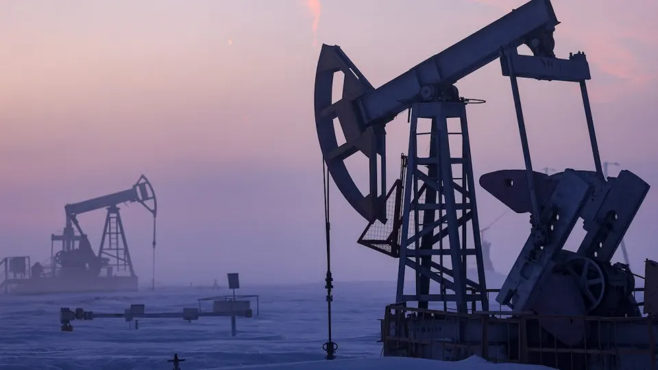 Минэкономразвития в обновлённом макропрогнозе ожидает снижение добычи нефти в 2026 году до примерно 511 млн тонн — самого низкого уровня с 2009 года. Причины — ухудшение финансовых показателей компаний, сокращение бурения и дефицит инвестиций.