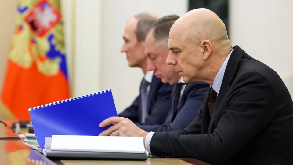 Вице‑премьер Александр Новак заявил о необходимости сбалансировать бюджет в условиях падения доходов: власти должны расставить приоритеты в расходах, в том числе на оборону. Экономисты предупреждают о росте дефицита и риске недобора налоговых поступлений.