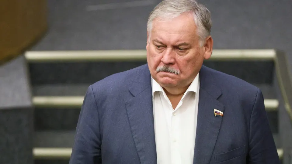 Первый зампред комитета Госдумы Константин Затулин заявил, что Латвия и Эстония обещали равные условия для русского населения, но затем ввели статус «неграждан». На фоне этого депутаты поддержали в первом чтении законопроект о праве президента применять войска за рубежом для защиты россиян; западные разведки предупреждают о рисках эскалации.