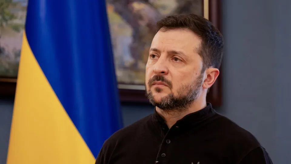 Президент сообщил о временной приостановке боевых действий с 6 мая при условии отсутствия нарушений и призвал Москву к реальным шагам по завершению войны; ранее Минобороны РФ объявило одностороннее перемирие на 8–9 мая с угрозой удара по Киеву.