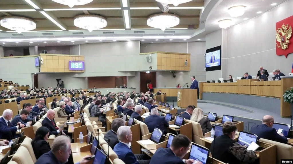 Депутаты приняли пакет поправок: расширен перечень запретов для «иностранных агентов», ужесточены требования к банкам и онлайн-авторизации, а также введены меры против телефонных и интернет-мошенников.