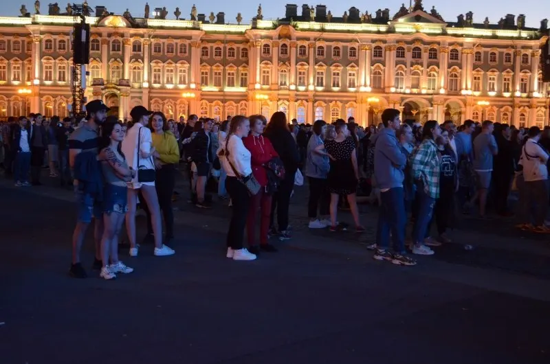 Ночь с 27 на 28 июня соберёт около 66 тысяч выпускников: пройдут проход брига «Россия», салют и масштабная декорация на Дворцовой площади. Правительство утвердило 300 приоритетных образовательных программ и увеличило число бюджетных мест; в Смоленске 26–28 июня пройдёт День молодёжи.