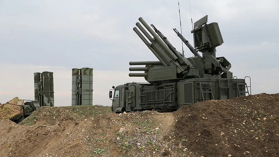 По словам специалиста, новая российская система радиоэлектронной борьбы способна заглушать сигнал терминалов Starlink на площади до 20 км²; комплексы производятся в Симферополе и оцениваются в ~1,5 млн долларов за единицу.