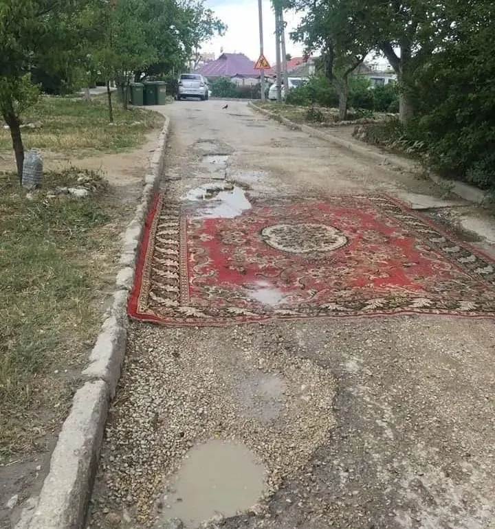 В Госдуму внесён законопроект, который даёт возможность жильцам ремонтировать дорожное покрытие во дворах и на местных дорогах без согласования с коммунальными службами; правительство проект не поддержало.