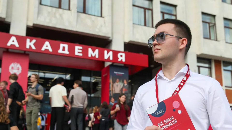 Московский филиал РАНХиГС разослал студентам и сотрудникам предложение вступить в добровольческий отряд по отражению беспилотных атак: год службы, выплаты 200 тыс. руб. в месяц, премии за сбитые БПЛА. Аналогичные наборы ведут и другие вузы; в Минобороны называют планы по массовому набору в войска БПЛА.
