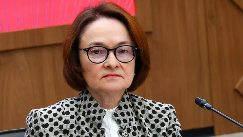 Председатель ЦБ, отсутствовавшая в публичном пространстве почти месяц, примет участие в пресс‑конференции по итогам заседания совета директоров по ключевой ставке. Её отсутствие и бюджетные риски усиливают давление на регулятор в вопросе снижения ставки.