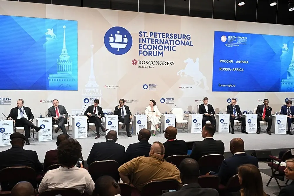 На ПМЭФ обсуждали торговлю, энергетическое сотрудничество и подготовку третьего саммита Россия—Африка в Москве 28–29 октября. За полтора года страну посетили 17 африканских лидеров, товарооборот достиг $27 млрд. Один из приоритетов — помощь в решении энергетического дефицита на континенте.