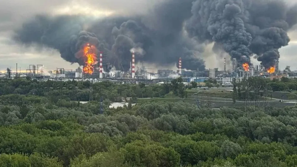 В мае производство нефтепродуктов сократилось на 13,5% год‑к‑году — крупнейшее снижение с 2015 года. Нехватка топлива и скачок цен охватили большинство регионов и уже влияют на инфляцию.