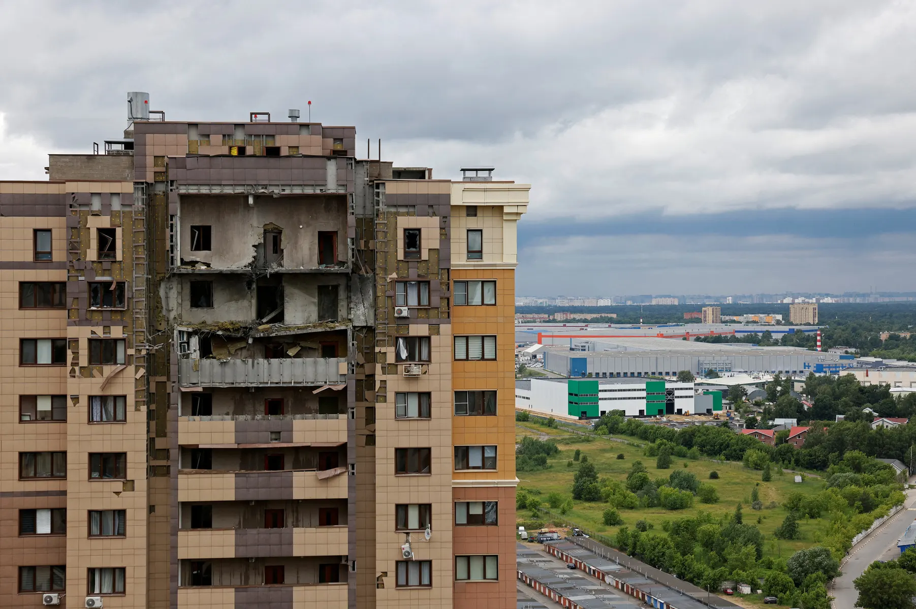 Во время налёта беспилотников 18 июня в Раменском погиб ребёнок; в Московской области повреждены жилые дома и инфраструктура, власти оказывают помощь пострадавшим.
