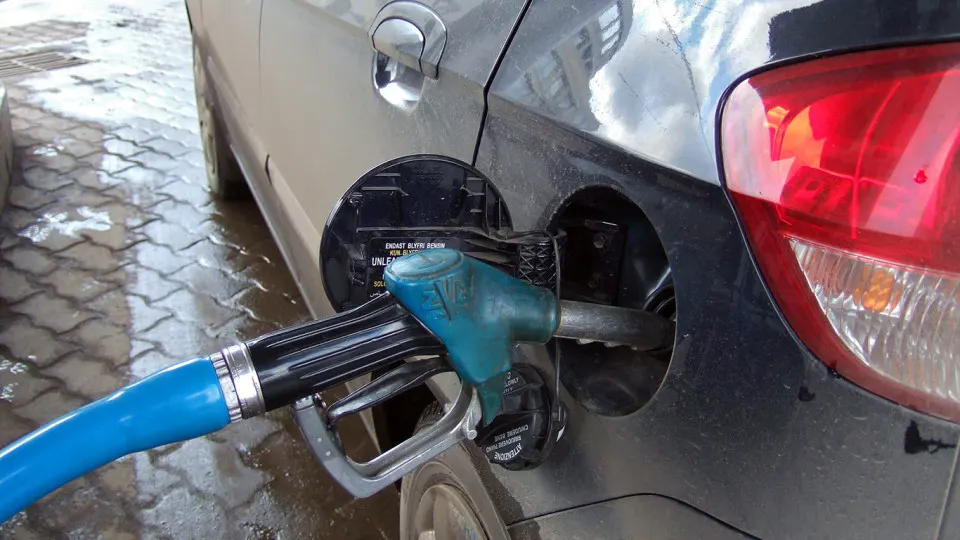 Из‑за серийных атак и остановок нефтеперерабатывающих заводов в нескольких регионах на заправках вводят лимиты на бензин и дизель; логистика поставок также нарушена.