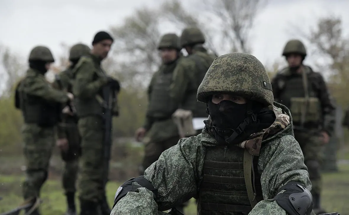 Бывшие чиновники, военные эксперты и представители разведок отмечают отставание России по технологиям и тактике; в Кремле якобы осознают потребность в мобилизации ресурсов, но окончательное решение не принято.