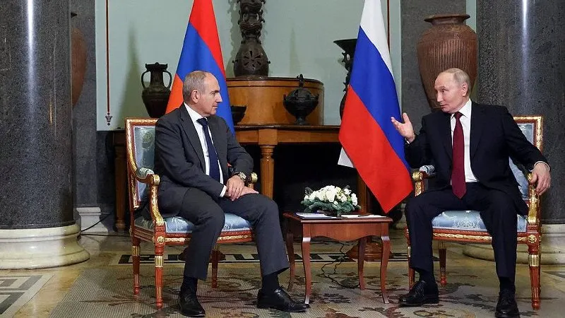 1 июня Кремль сообщил, что президент России поздравил премьер-министра Армении с днём рождения и обсудил с ним результаты заседания Высшего евразийского экономического совета в Астане.