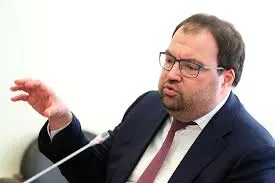 Глава Минцифры на IT‑завтраке ПМЭФ‑2026 заявил, что встраивание механизмов возрастной идентификации в платформы — ближайшая задача; ведомство изучает опыт игровой платформы Roblox.