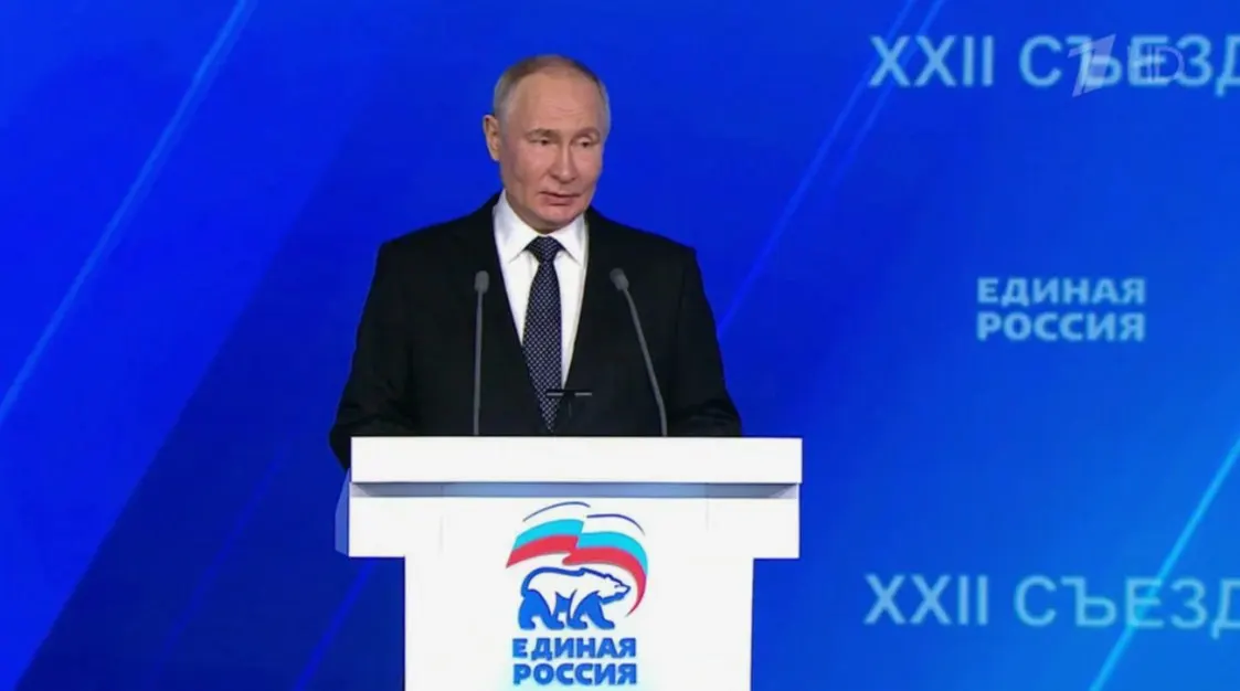 Пресс‑секретарь президента допустил, что Владимир Путин может появиться на съезде партии 28 июня. Его выступление способно повысить поддержку «Единой России», которой сейчас удаётся набрать около 35% голосов.