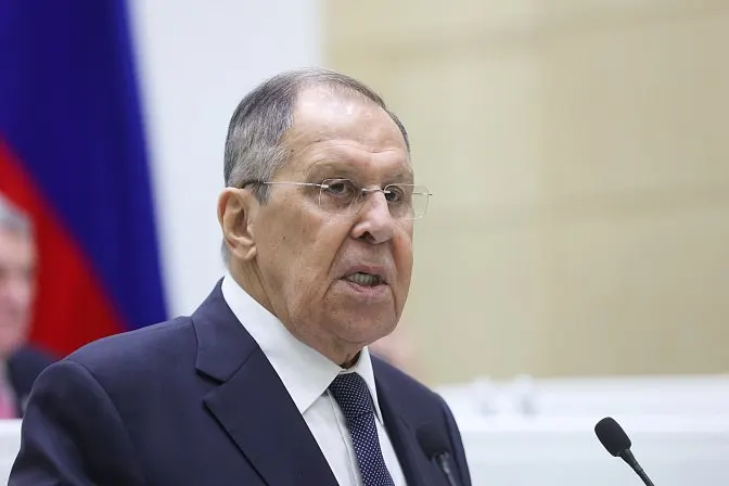 Глава МИД РФ заявил, что членство в Евразийском союзе и присоединение к Евросоюзу взаимно несовместимы, и от выбора зависят тарифы и фитосанитарные правила; ранее в ответ на смену внешнего курса Еревана Москва приняла ряд мер.