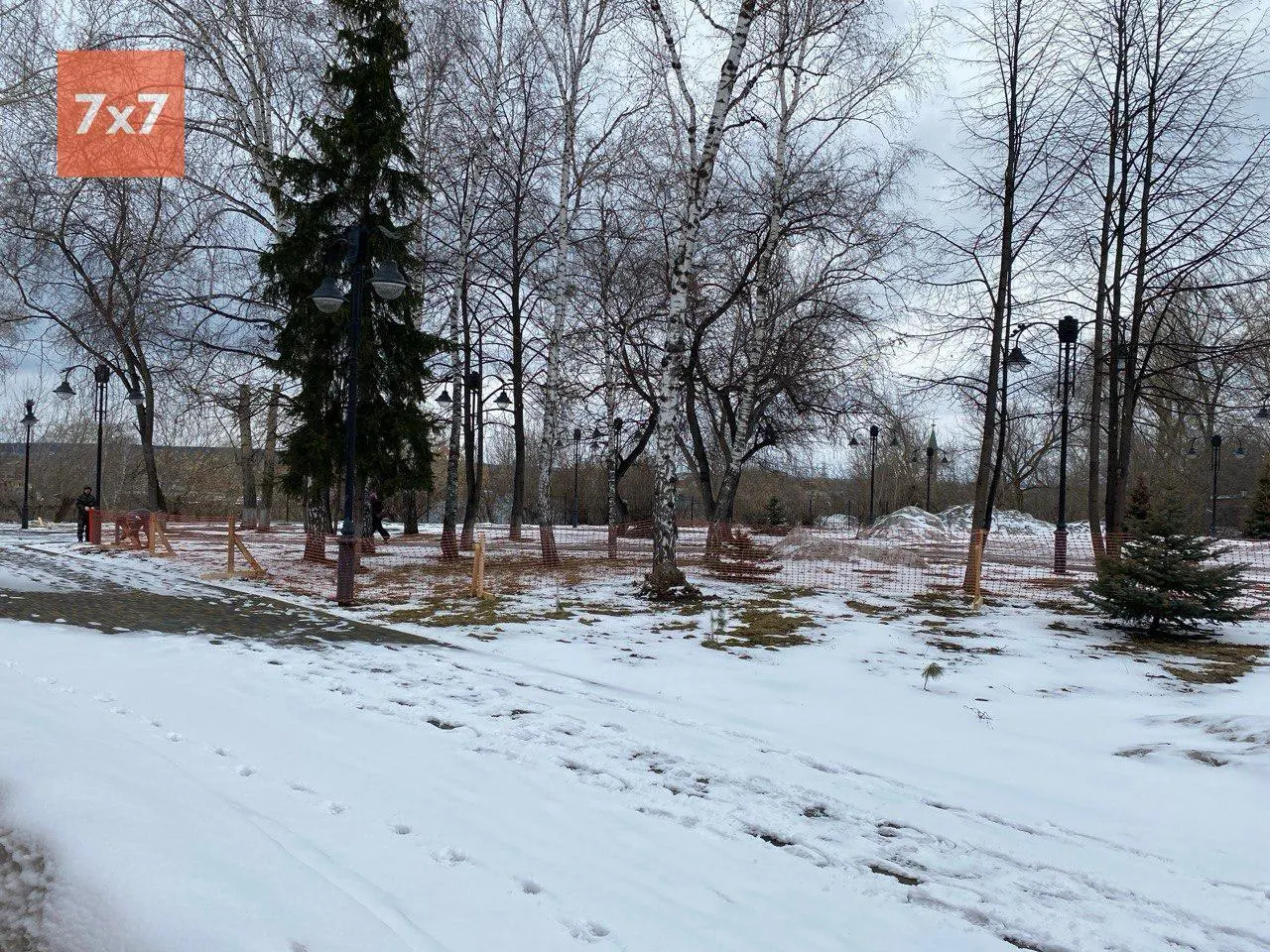 Мэрия утверждает, что склон в Сквере памяти устойчив и признаков оползня не обнаружено. Мемориал демонтировали ночью, власти обещают обследование и возможное восстановление, но конкретных сроков не называют.