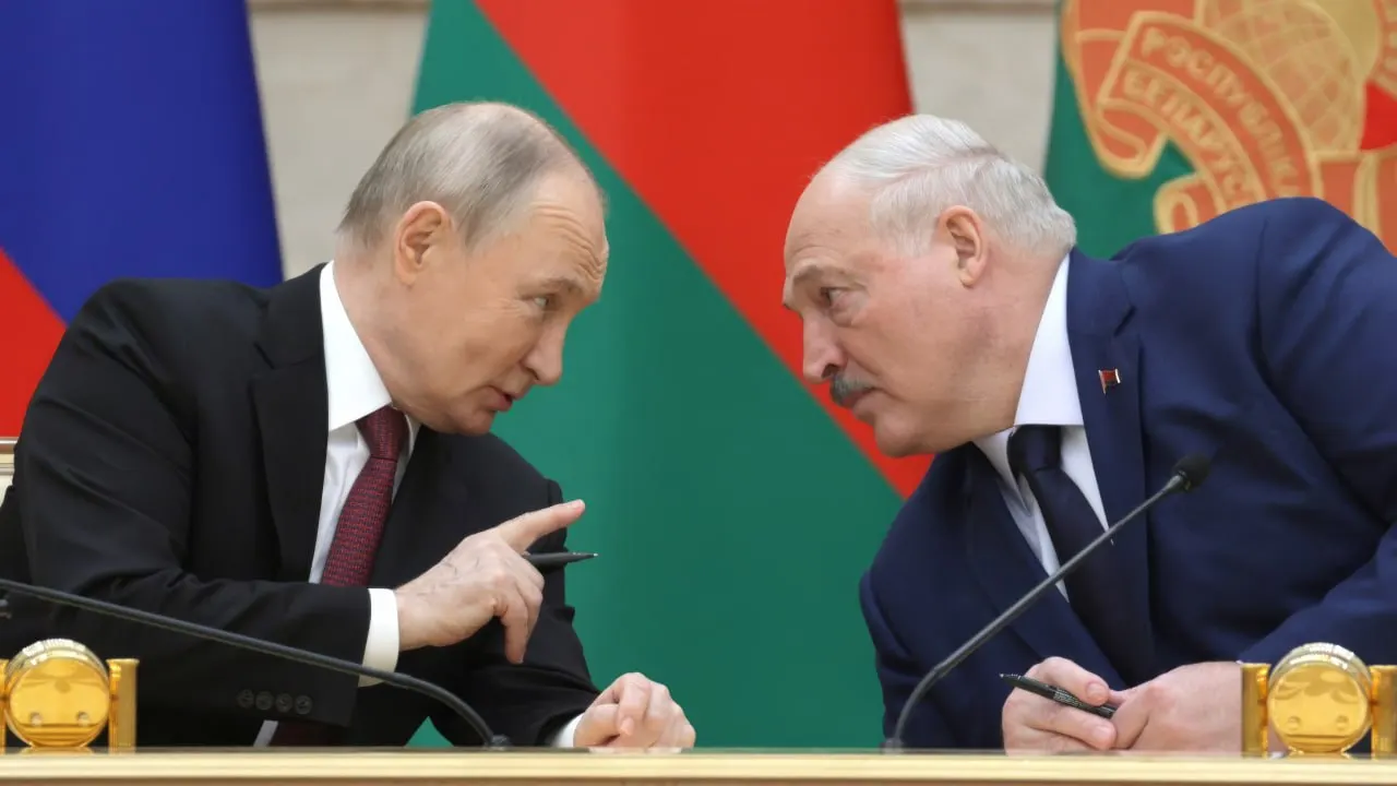 26 июня в президентской резиденции на Валдае прошли закрытые переговоры Владимира Путина и Александра Лукашенко — лидеры не делали публичных заявлений на фоне обострения у белорусско‑украинской границы.