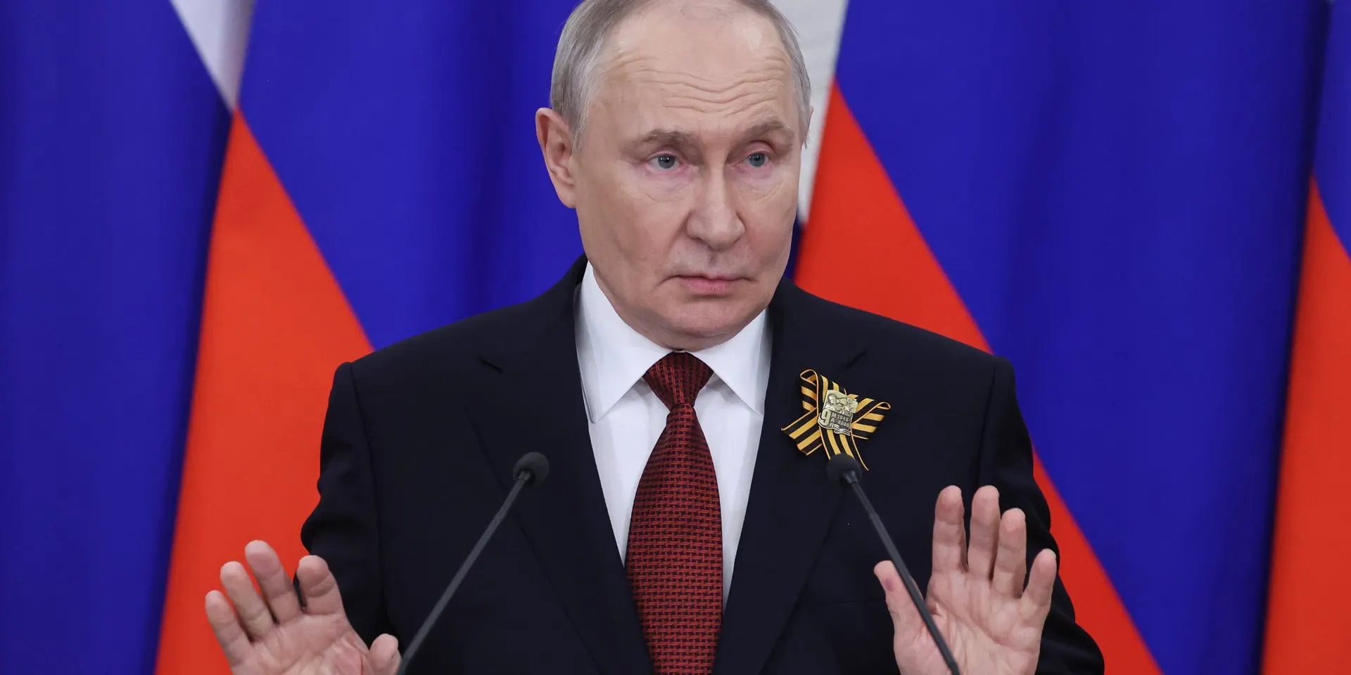 Высокопоставленные представители Минфина и Центробанка заявляют, что при сохранении нынешних расходов на военные нужды дефицит бюджета станет опасно большим; правительство поручило найти сокращения в гражданских статьях.