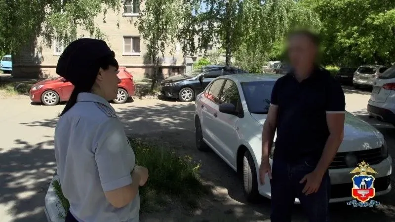 Таксист заподозрил пассажира и вызвал полицию: 19-летний мужчина по указанию мошенников забрал у женщины миллион рублей. Деньги вернули, подозреваемый арестован, против него возбуждено уголовное дело.