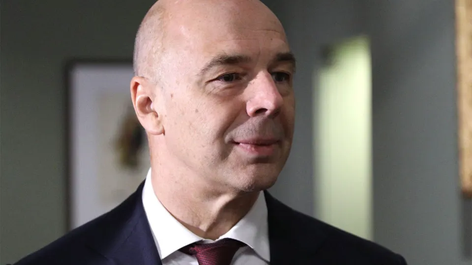 Минфин заявил, что компании топливно‑энергетического комплекса должны самостоятельно закупать средства защиты; затраты можно включать в себестоимость. Между тем число атак на НПЗ выросло, переработка сократилась, а цены на топливо поднялись.