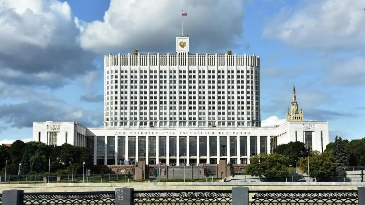В Госдуму внесён законопроект о полной или частичной компенсации утильсбора для семей с тремя и более детьми, но в правительстве отметили риск дополнительных бюджетных расходов.