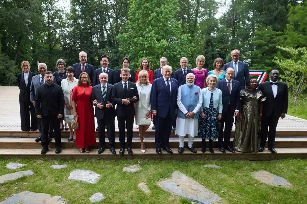На саммите G7 в Эвиане главы государств приняли геополитическую декларацию: подтверждена солидарность с Украиной, согласовано увеличение поставок ПВО и передача лицензий на военное производство; также оговорены меры по энергетике, санкциям и региональным конфликтам.