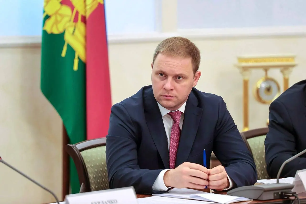 Швец, проработавший более десяти лет в государственном и муниципальном управлении и пять лет возглавлявший Анапу, назначен главой госкорпорации «Туризм РФ». Ранее он курировал инвестиции, поддержку малого бизнеса, цифровизацию и туристическую сферу.