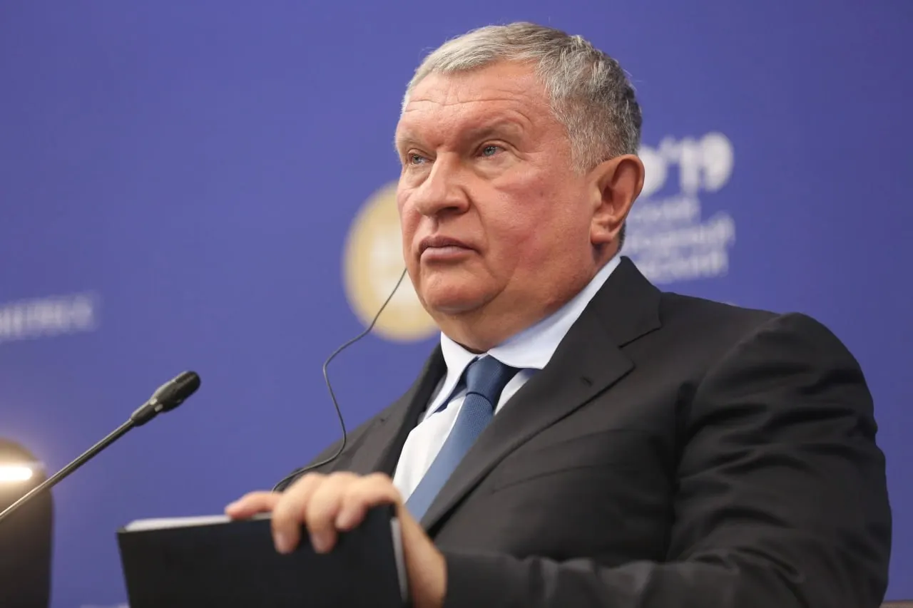 Глава «Роснефти» Игорь Сечин в конце мая направил президенту пакет инициатив для стабилизации рынка топлива на фоне множества повреждений НПЗ. Президент поручил вице‑премьеру Александру Новаку рассмотреть предложения, среди которых — приостановка обязательных биржевых продаж, увеличение внутренней переработки сырья, пересмотр нормативов и механизм для безубыточного импорта.