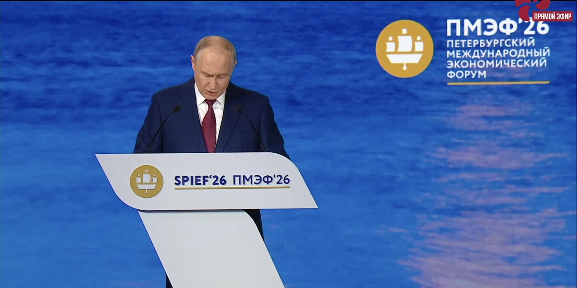 Президент предложил закрепить в законе институт стажировок: полугодовые программы с наставниками, которые помогут молодым специалистам переезжать в регионы с дефицитом кадров. Инициатива вызывает вопросы после предыдущей обязательной отработки для выпускников медвузов.