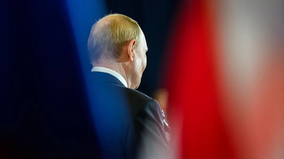 Один из ведущих российских социологических центров прекратил выпуск «открытого» рейтинга доверия президенту: по этому методу показатели заметно ниже «закрытых» опросов, а одобрение деятельности остается на снижении.