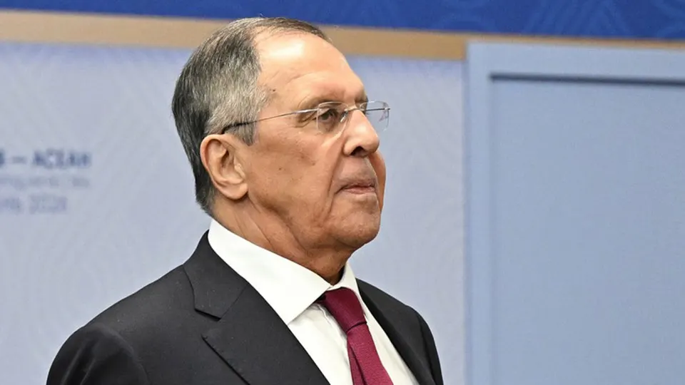 После самой крупной с начала войны атаки дронов по Москве российские власти заявили о регулярных массированных ударах по украинским объектам, от которых якобы зависит боеспособность ВСУ. В результате столкновений и пожаров пострадали НПЗ в Капотне, торговый комплекс и воздушное сообщение столицы было нарушено.