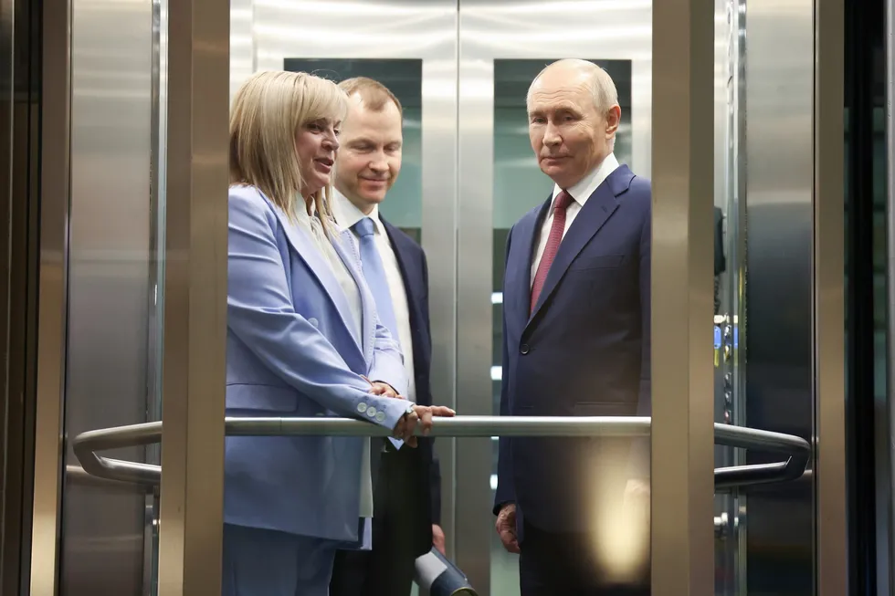 Руководители силовых ведомств и Росгвардии предлагают отменить или отложить голосование из‑за экономических трудностей и падения рейтингов власти. В Кремле и политблоке продолжаются обсуждения, но официальных документов о переносе нет.