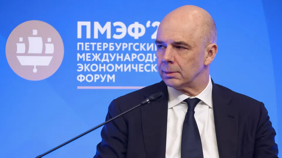 В оперативном докладе по исполнению бюджета за I квартал отмечается, что по итогам года федеральные доходы могут составить 38,2 трлн руб., что на 2,1 трлн (5,2%) меньше, чем предусмотрено законом о бюджете.