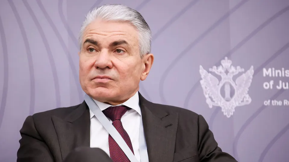 Заместитель министра юстиции заявил, что компании, разрабатывающие ИИ, должны внедрить механизмы, препятствующие использованию нейросетей во вред суверенитету страны; предложены ответственность владельцев моделей и финансовые санкции. Ранее власти призывали к созданию «суверенных» моделей, но идею принудительной изоляции зарубежных систем затем отвергли.